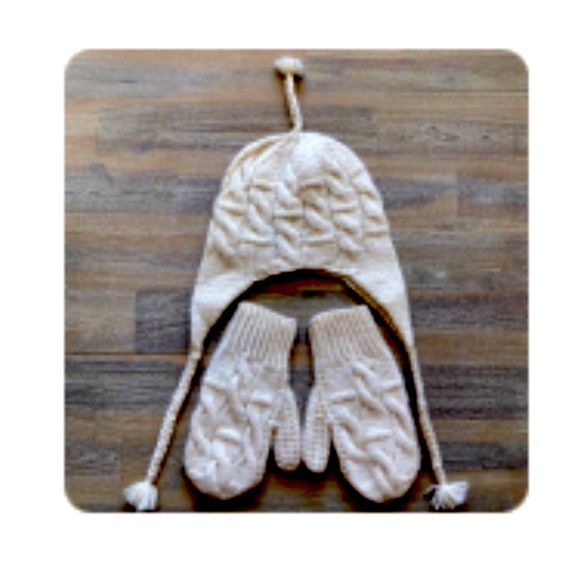 Other - 🍀Handknit wool cream color beanie and mittens